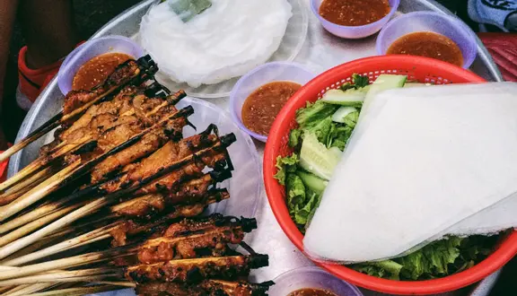 ăn vặt Hội An Bánh ướt cuốn thịt nướng cô Một