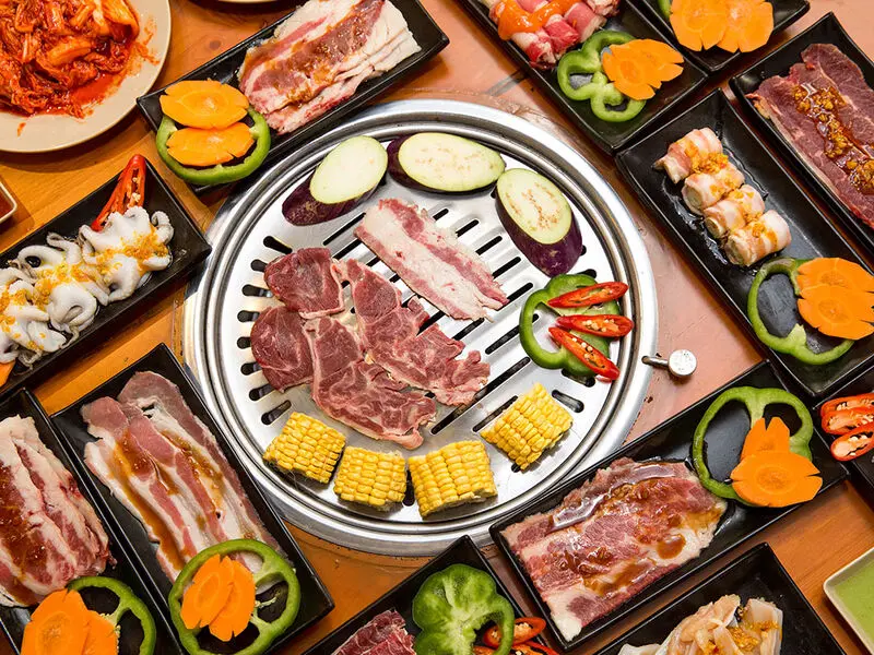 buffet với đa dạng món ăn