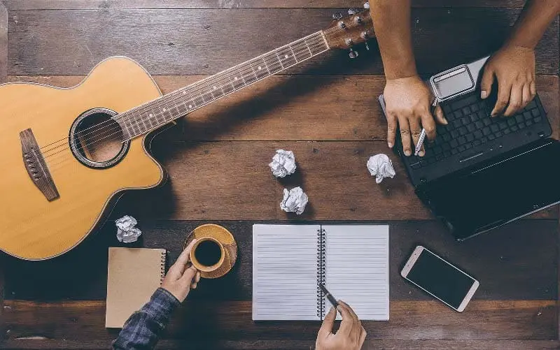 học guitar tphcm chơi đàn guitar - Học viện Ngũ Cung