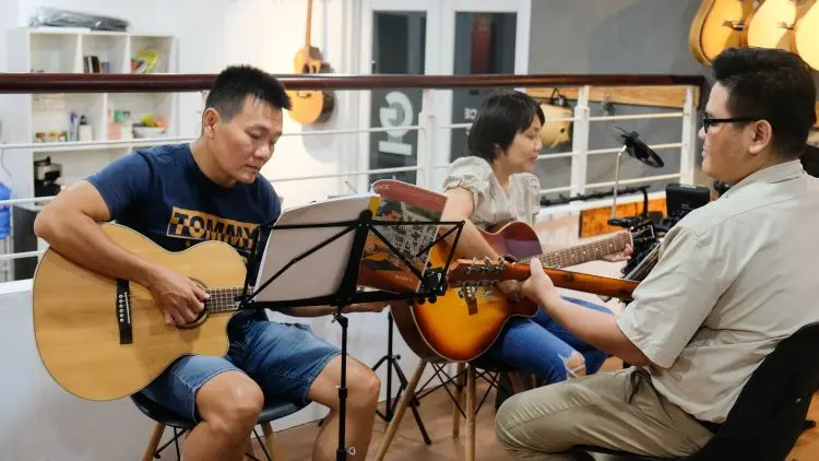 hoc-guitar-tphcm-6-750x422-1 Học Viện Thu Nhạc