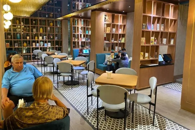 medium_81795978_119800319522942_4928664655095660544_o-min cafe sách đà nẵng