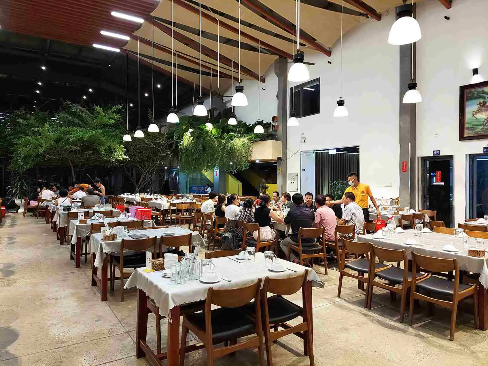 Nhà Hàng Ở Phú Quốc Hạnh Nhung Luxury Restaurant