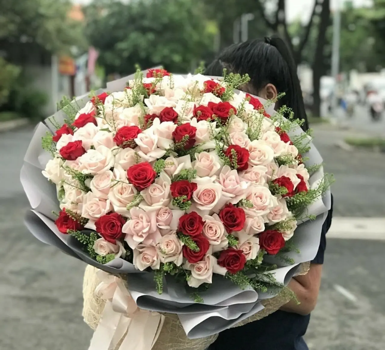 hoa tươi cà mau Cửa Hàng Hoa Với Phong Cách Hiện Đại