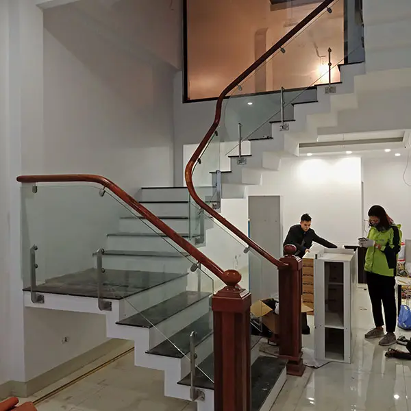 cau-thang-kinh-tai-hai-duong-2 Cầu thang kính tại Hải Dương chất lượng
