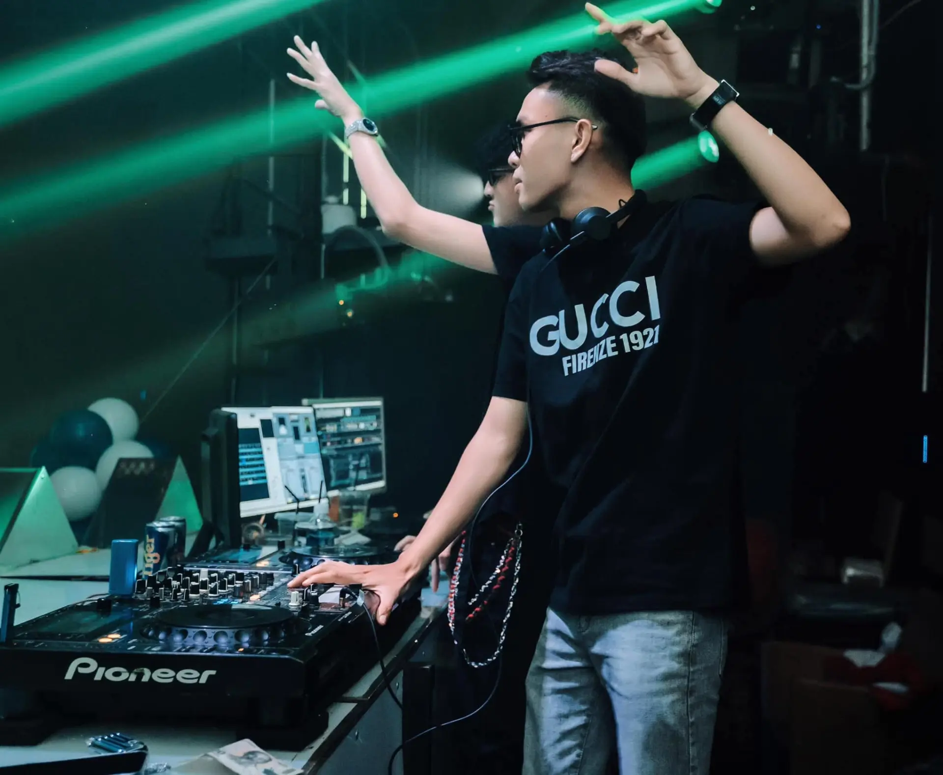 quan-bar-binh-duong-2 Six T Club
