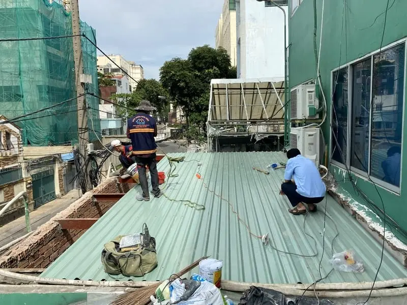 thi-cong-mai-ton-ha-noi-10 lắp đặt mái tôn