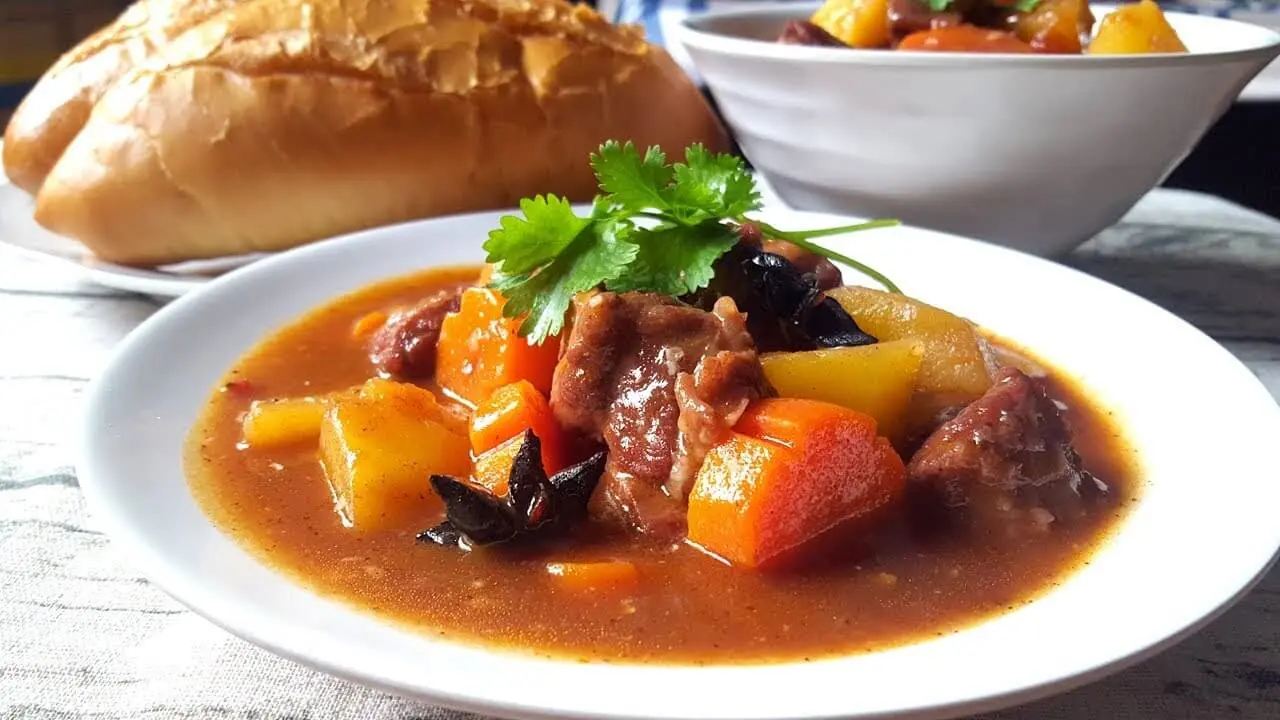 Bánh mì sốt vang Hà Nội quán cô Long