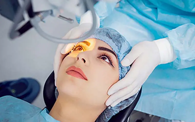 dich-vu-tai-phong-kham-mat-kiem-tra-thi-luc-phau-thuat-lasik-d0-kinh-ap-trong-2 Quy Trình Phẫu Thuật LASIK An Toàn Tại Phòng Khám Mắt