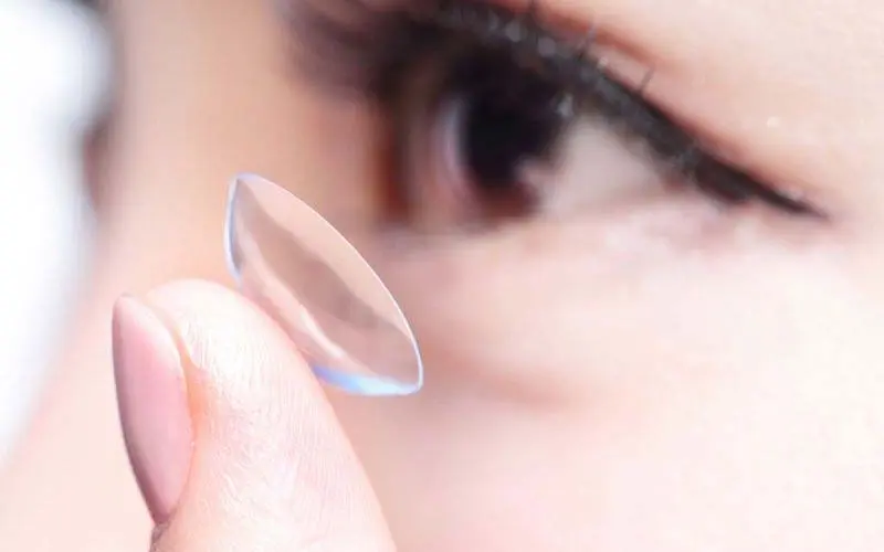 dich-vu-tai-phong-kham-mat-kiem-tra-thi-luc-phau-thuat-lasik-d0-kinh-ap-trong-3 Kinh Nghiệm Đo Kính Áp Tròng Lần Đầu – Những Điều Bạn Cần Biết