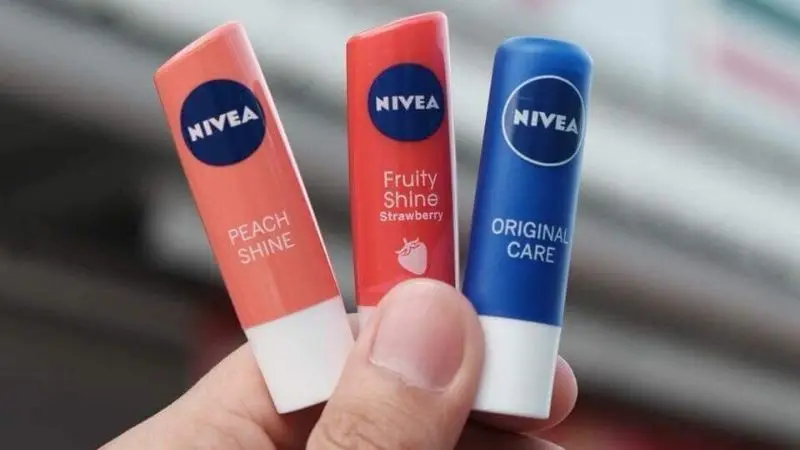 Son dưỡng Nivea Strawberry Shine Son dưỡng cho môi xăm