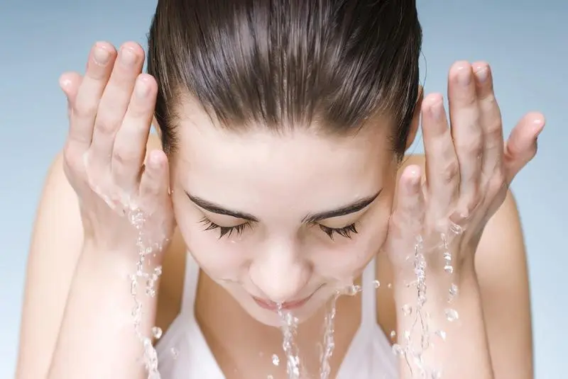 toi-thang-co-nen-di-spa-nan-mun-khong-4 tới tháng có nên đi spa nặn mụn không
