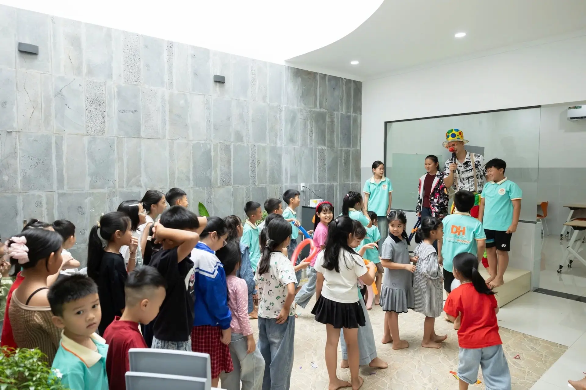 Cơ sở vật chất khang trang, hiện đại.