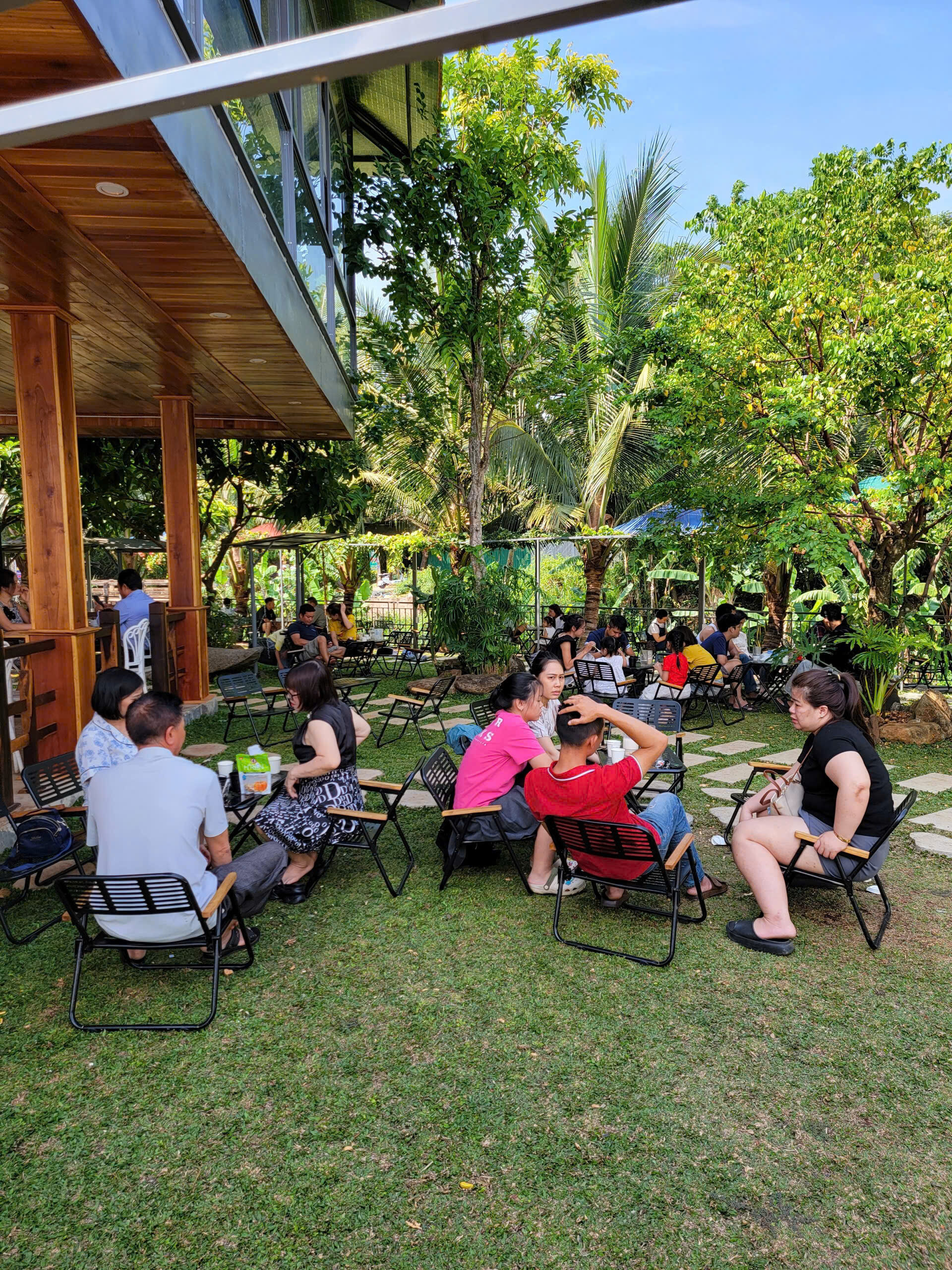 Không gian sân vườn "cực thơ" với view suối và ruộng.